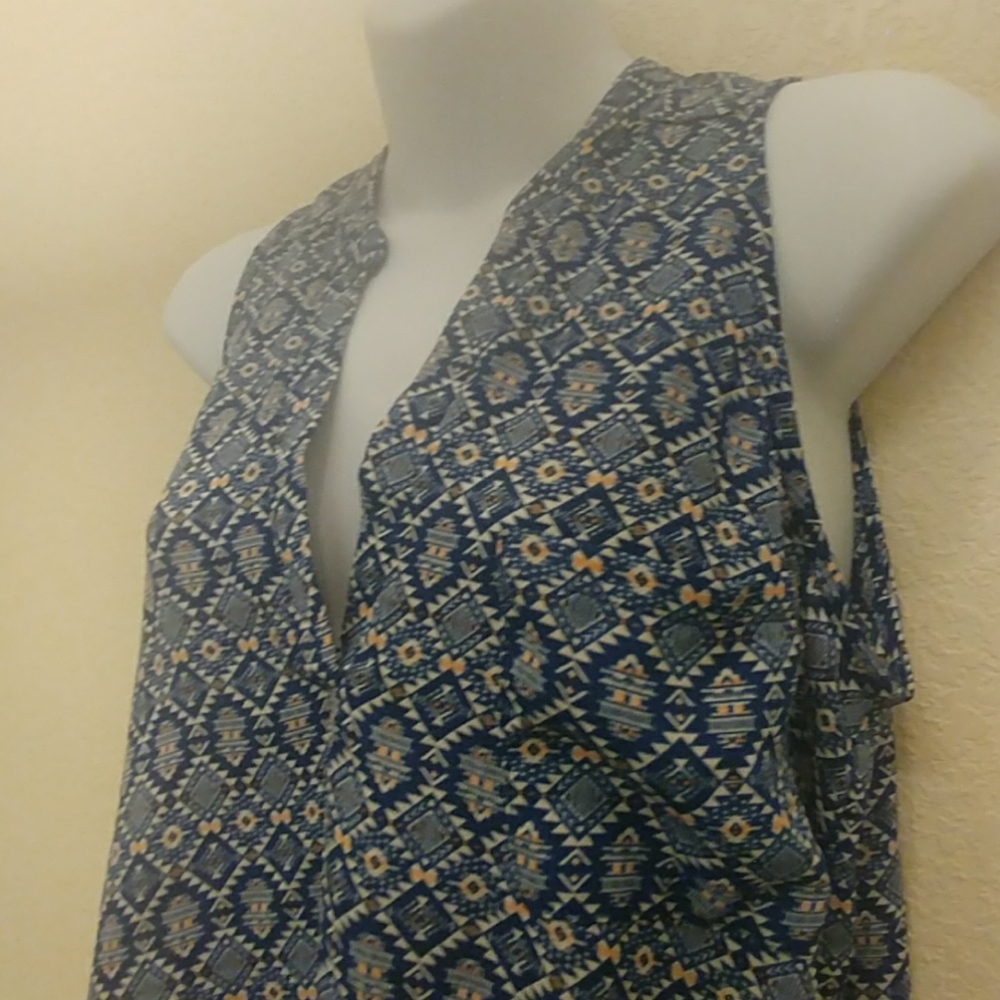 Lush Printed Crepe Sleeveless Top - Picture 2 of 8